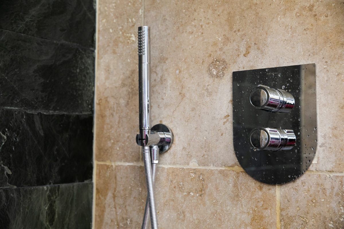 Douche dans une salle de bains ultra design réalisée par Pro Energie