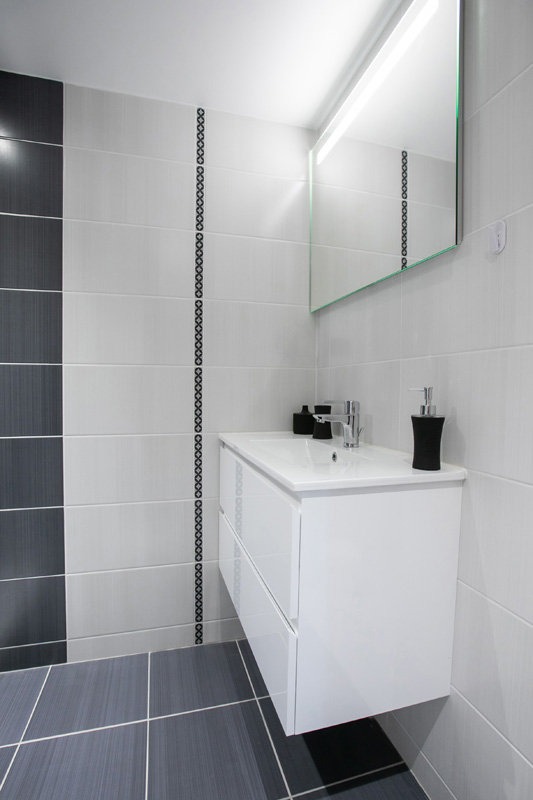 Salle de bains moderne réalisée en Dordogne par les équipes Pro Energie