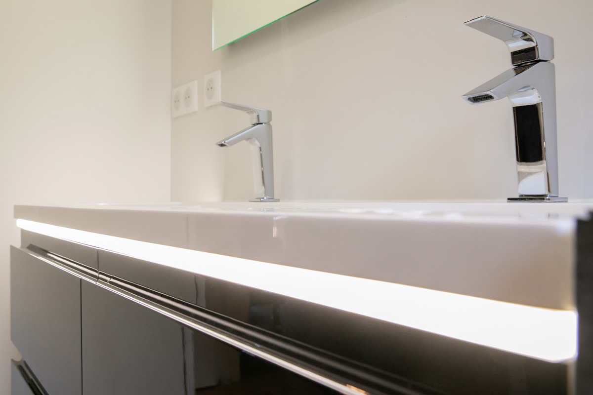 Lavabo design dans une salle de bains en Dordogne - Pro Énergie